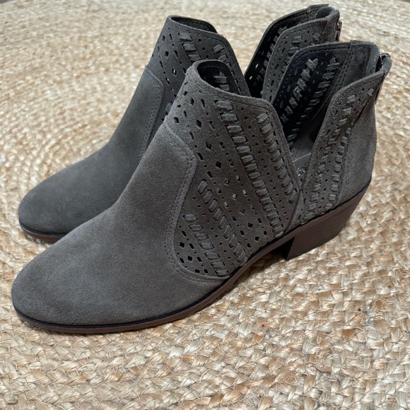 NWOT VINCE CAMUTO PRASATA SUEDE ANKLE BOOTS PERFORATED LEATHER BACK ZIP SZ 10 - Picture 8 of 9